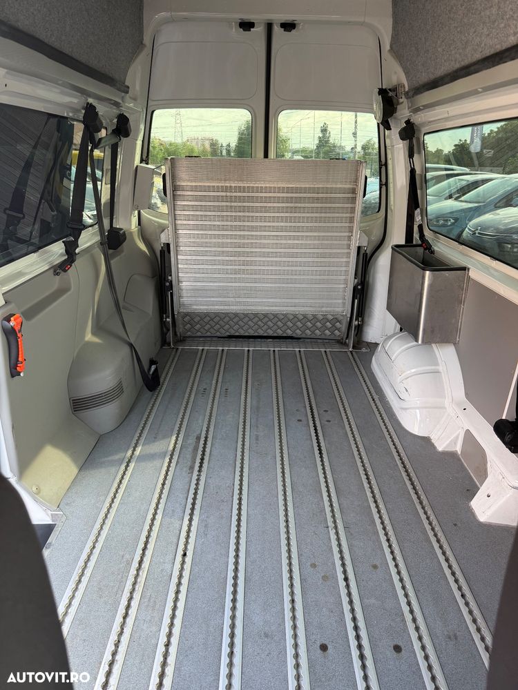 Volkswagen Multivan - 11