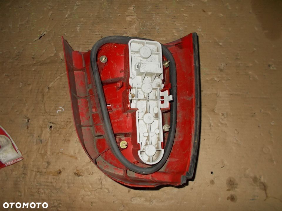 LAMPA TYŁ AUDI A4 B5 FL Kombi PRAWA - 2