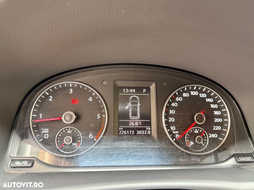 Volkswagen Touran 1.6 TDI DSG Trendline - 32