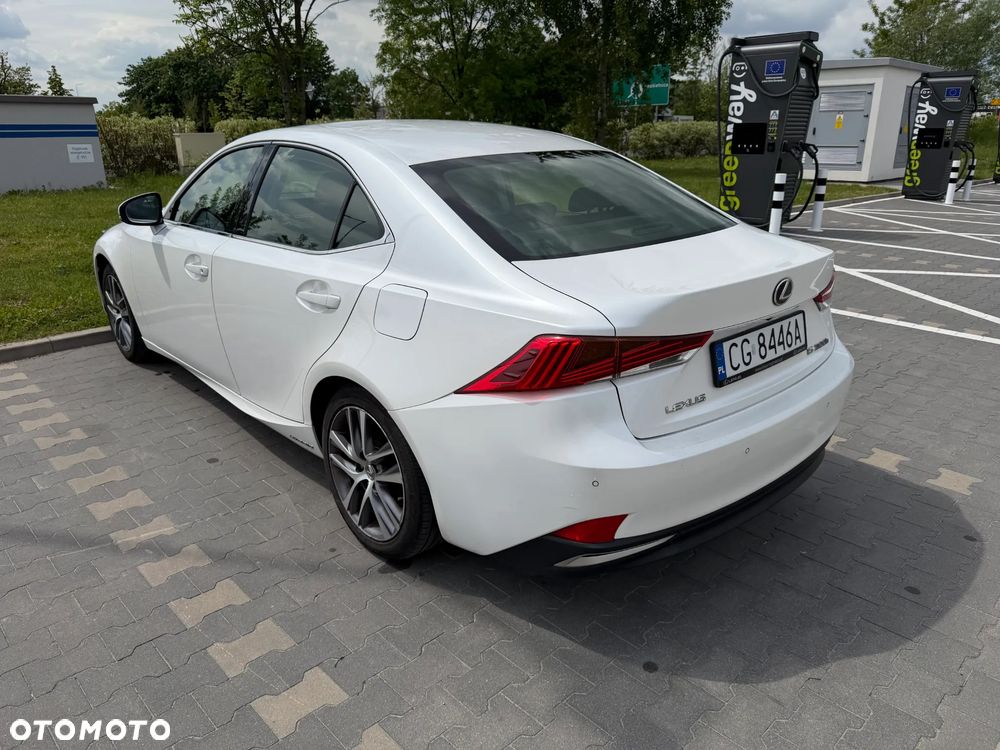 Lexus IS 300h Business Edition - 9