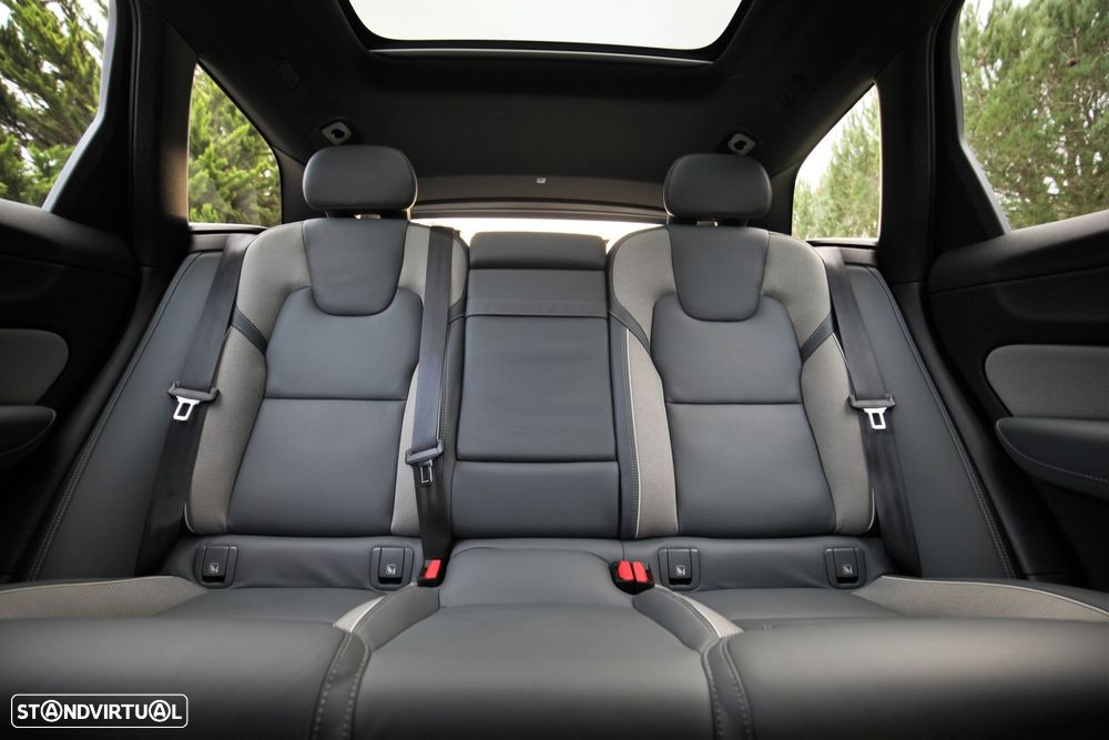 Volvo XC 60 2.0 T8 PHEV R-Design AWD - 32