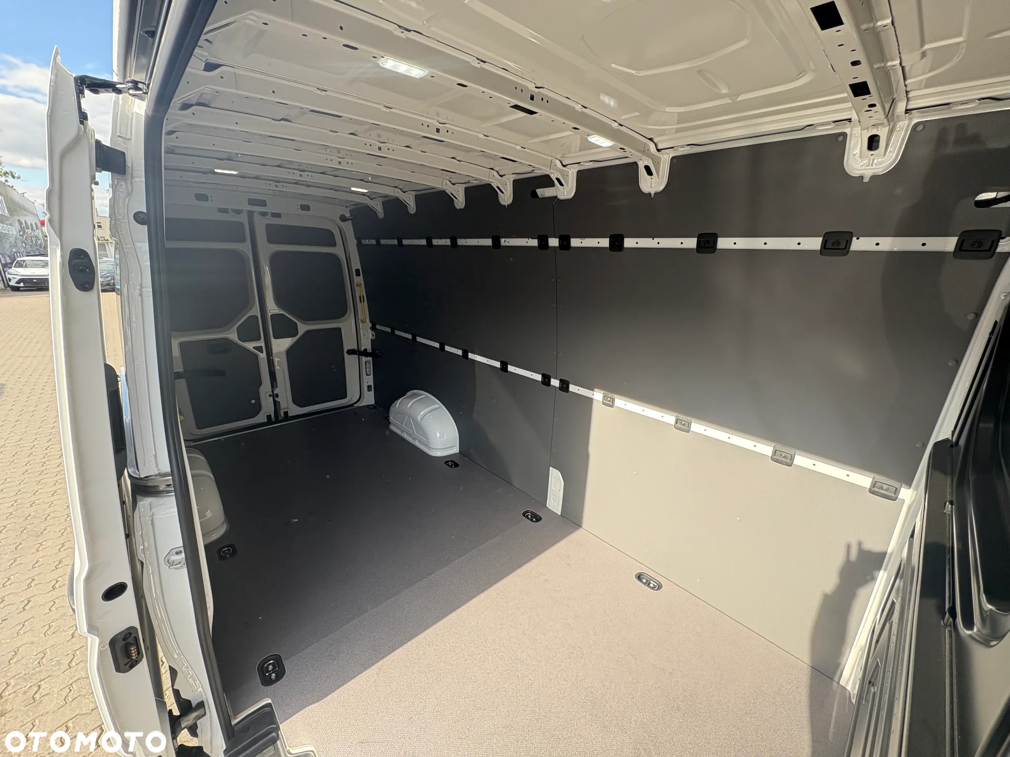 Volkswagen Crafter Furgon Z hakiem - 11