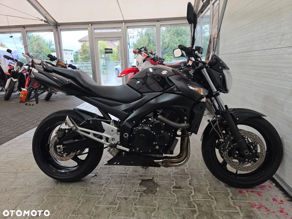 Suzuki GSR - 23