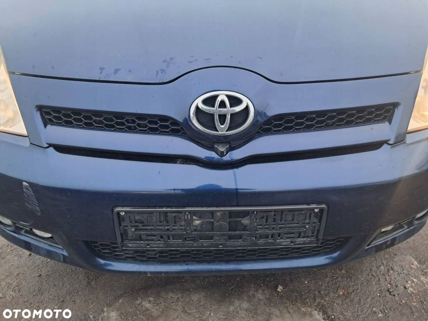 GRILL ATRAPA ZDERZAKA Z KAMERĄ TOYOTA COROLLA VERSO II 04R KOD LAK. 8P4 - 9