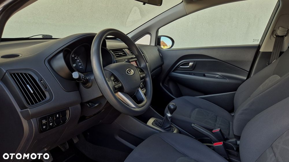 Kia Rio 1.2 L - 12