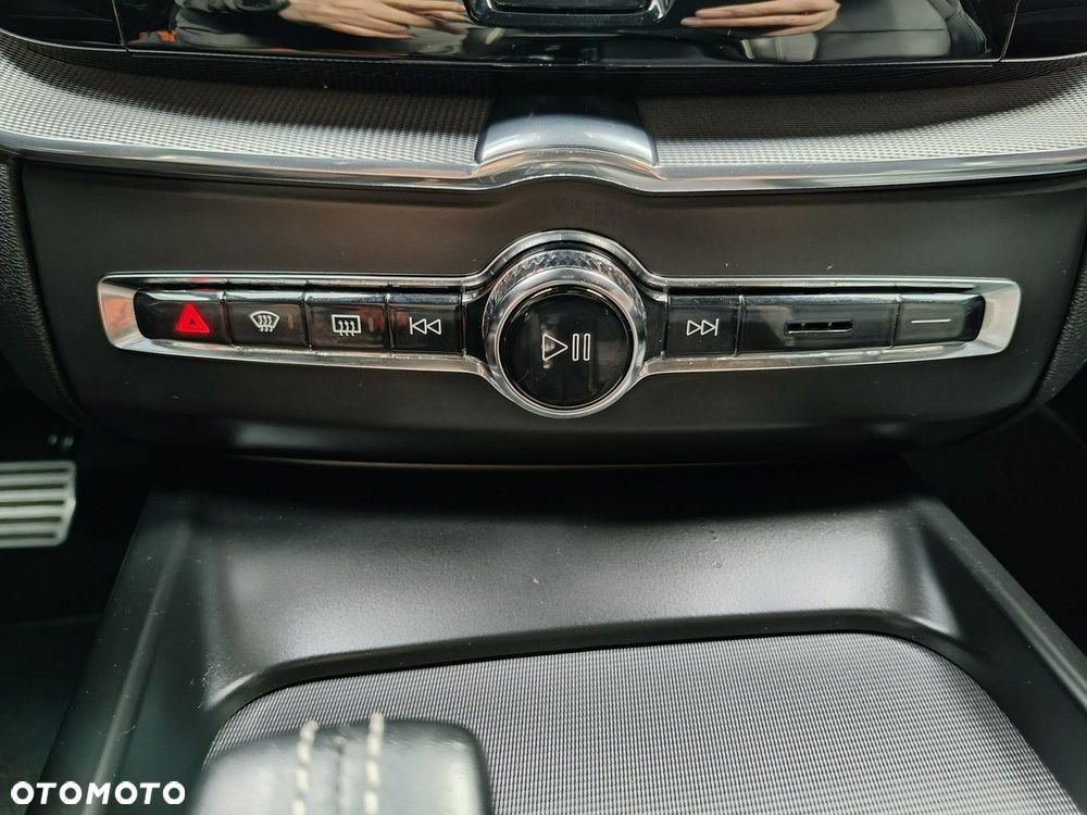 Volvo XC 60 T6 AWD Plug-In Hybrid R-Design - 35