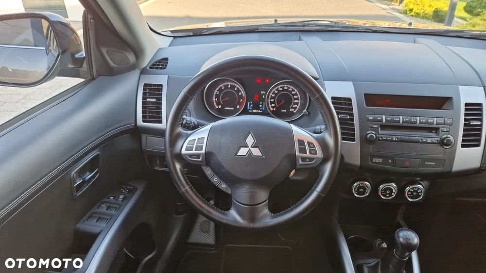 Mitsubishi Outlander 2.0 Invite 2WD - 9