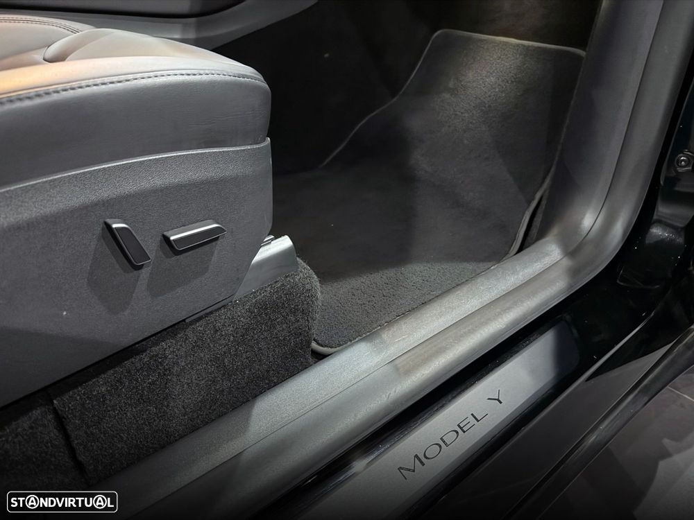 Tesla Model Y Performance Dual Motor AWD - 33