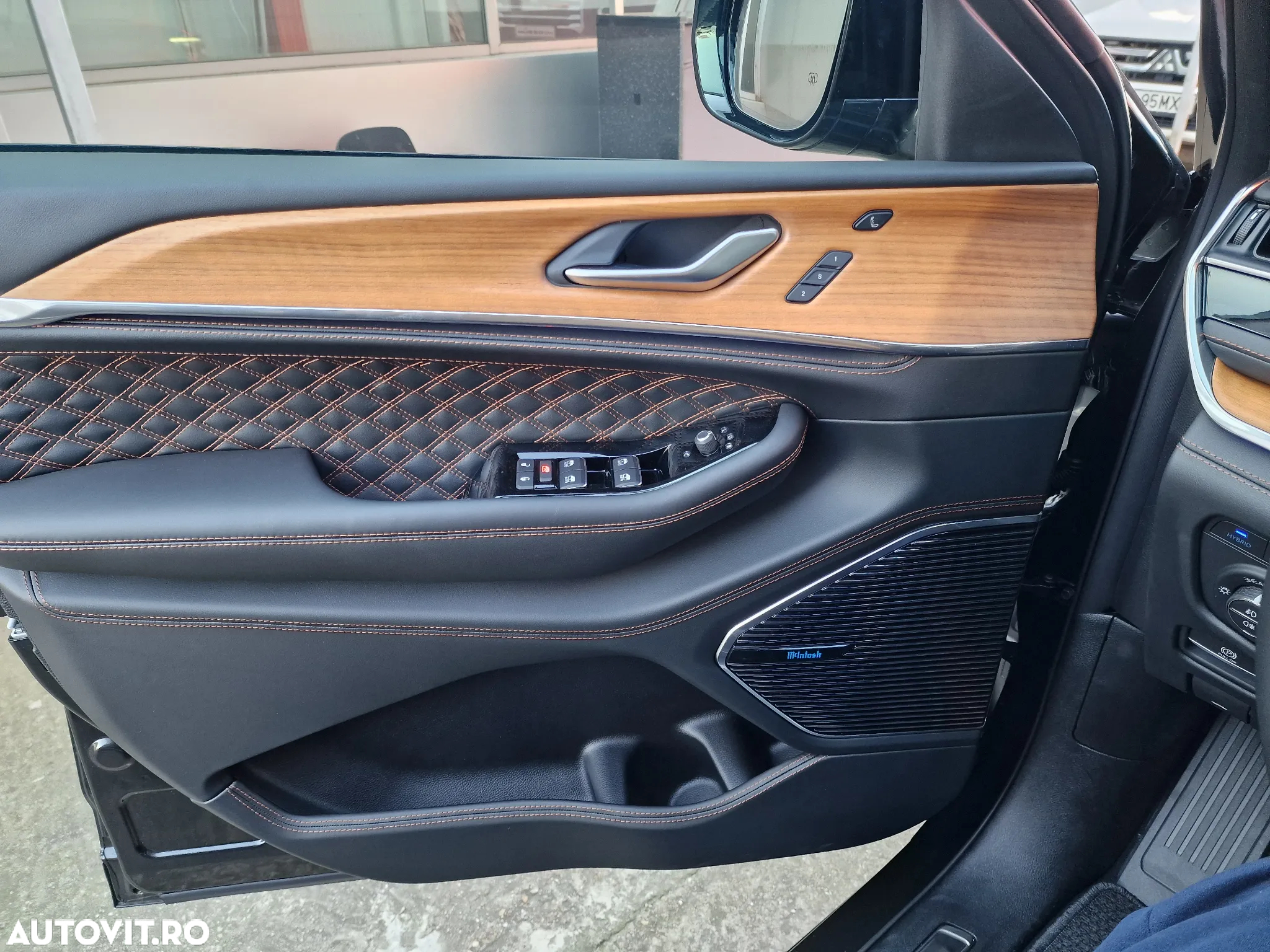 Jeep Grand Cherokee - 12