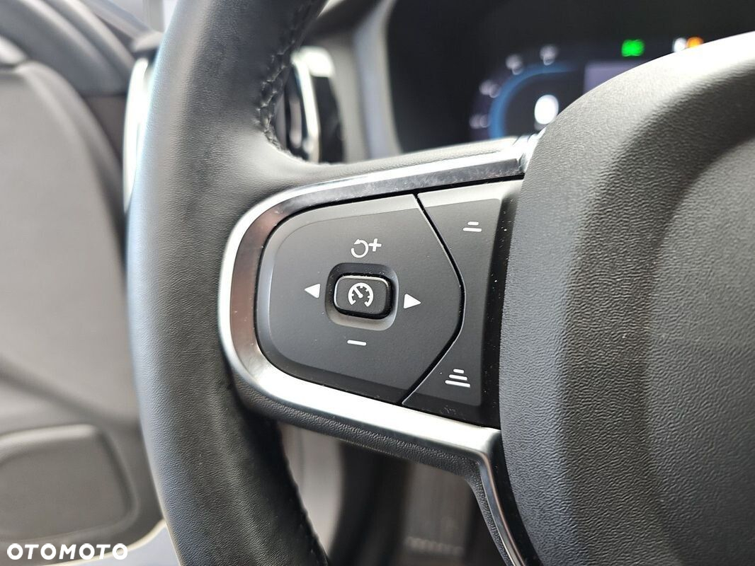 Volvo V60 T6 AWD Plug-In Hybrid Ultra Dark - 20