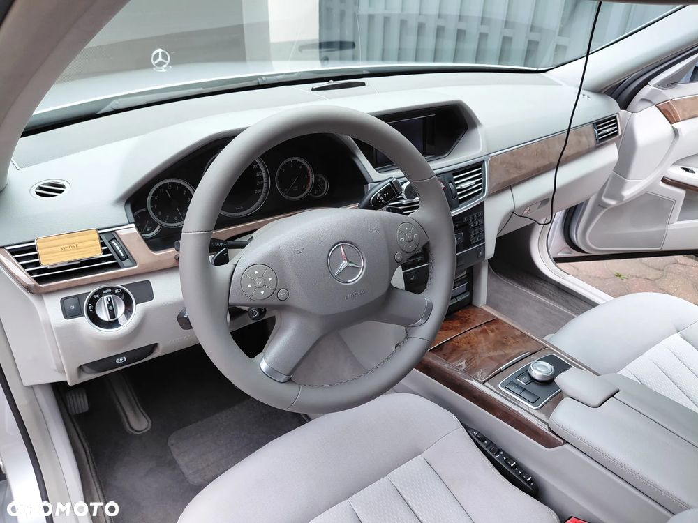 Mercedes-Benz Klasa E 300 CDI DPF BlueEFFICIENCY 7G-TRONIC Elegance - 16