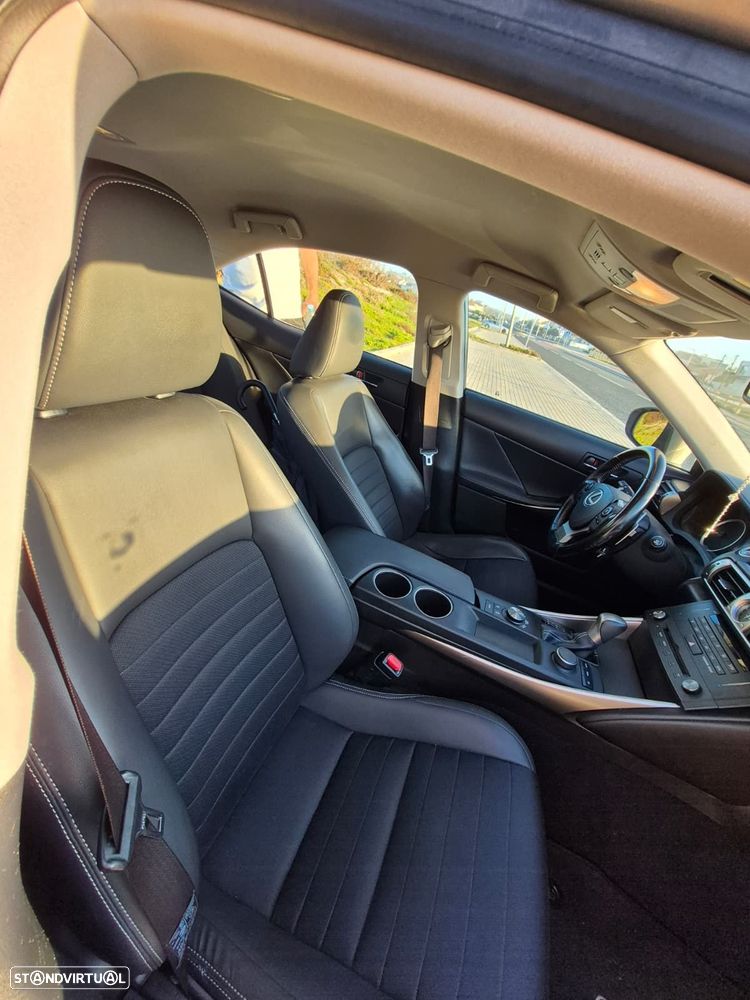 Lexus IS 300H Executive - 29
