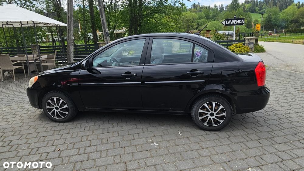 Hyundai Accent - 2