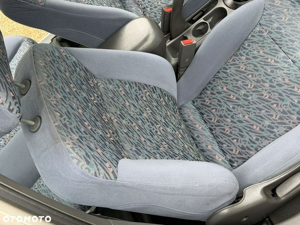 Kia Sephia - 16