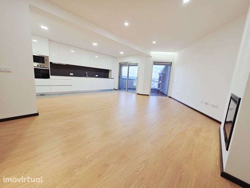 Vende-se apartamento T3 semi-novo no centro de Oliveira de Azeméis - Grande imagem: 2/8
