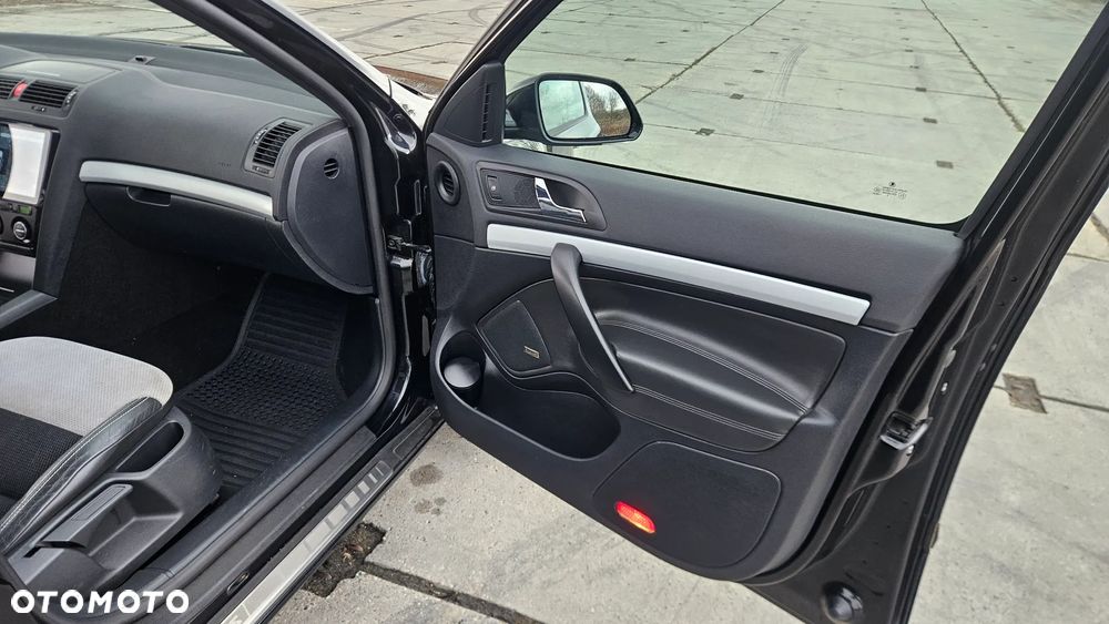 Skoda Octavia 2.0 TDI CR DPF RS - 9