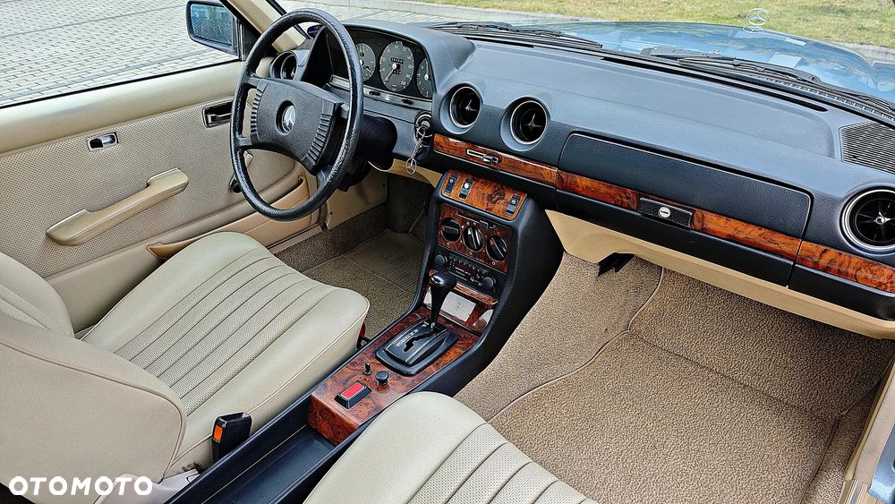 Mercedes-Benz W123 - 13