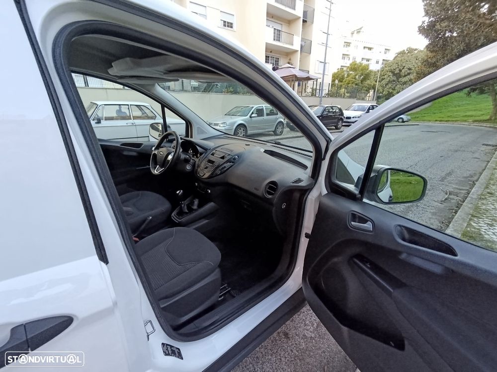 Ford Transit Courier - 19