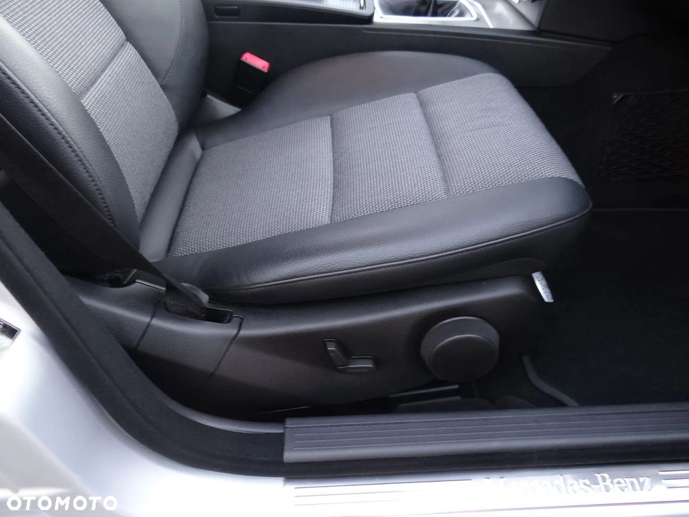 Mercedes-Benz Klasa C 180 CGI BlueEff Avantgarde - 33