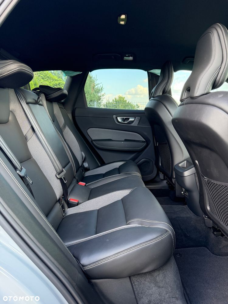 Volvo XC 60 B4 B Plus Dark - 26
