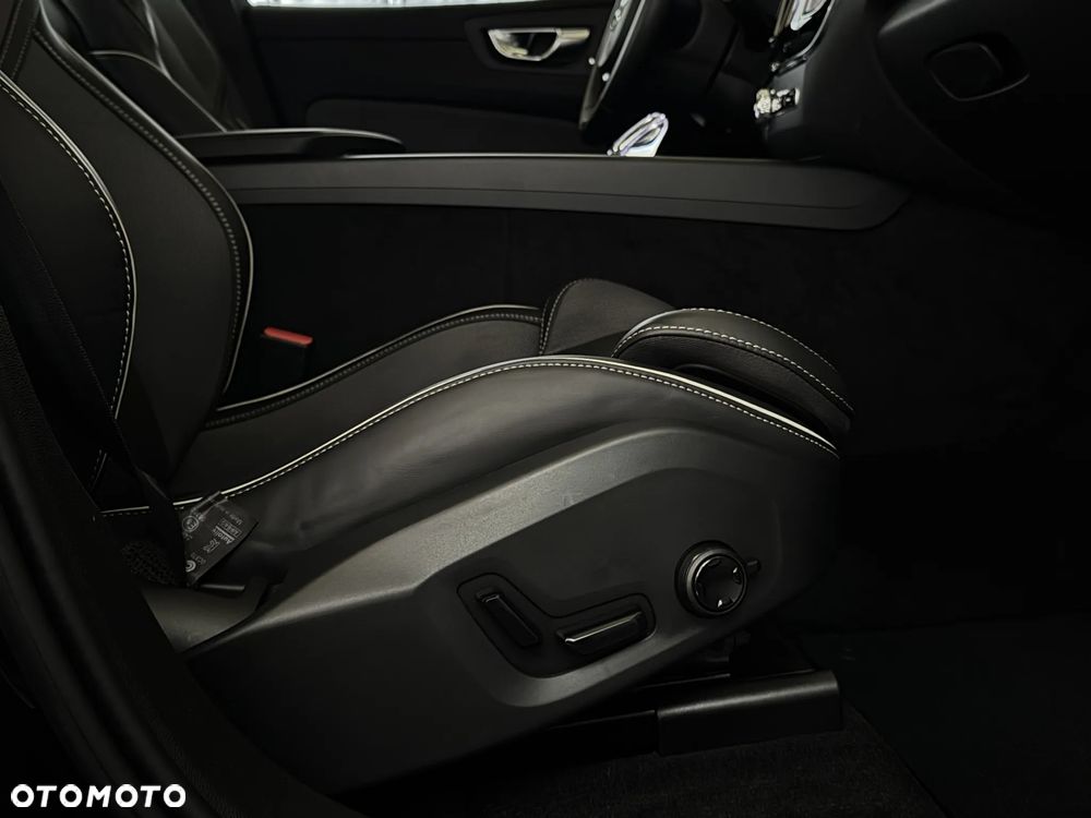 Volvo XC 60 B4 D AWD Plus Dark - 16