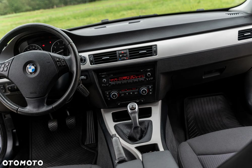 BMW Seria 3 318i - 37