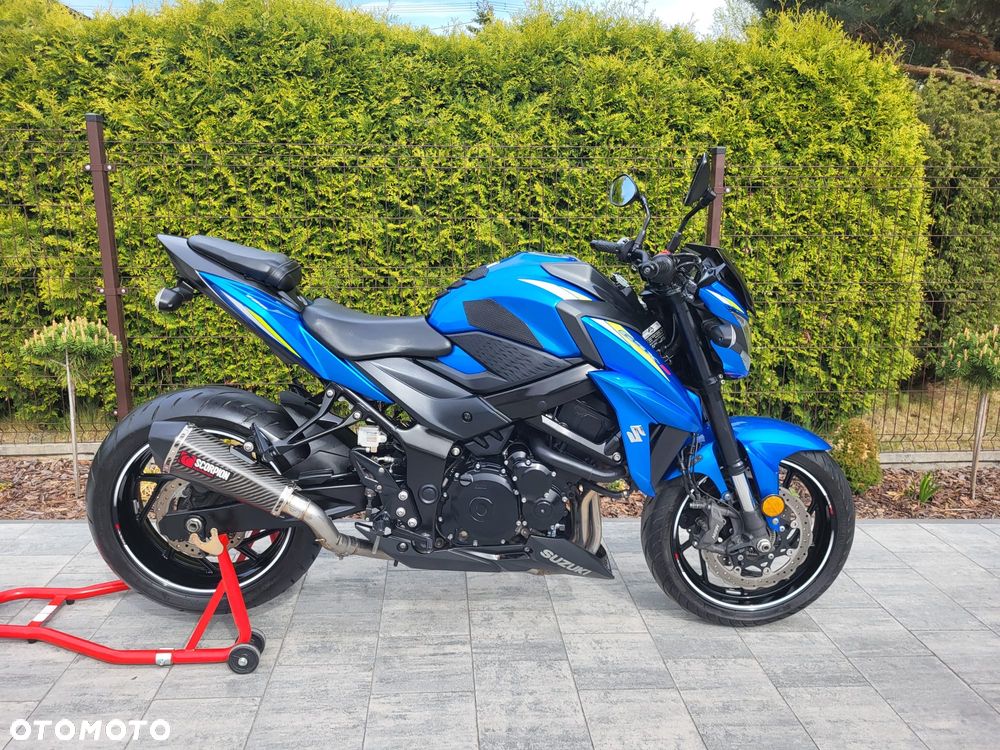 Suzuki GSX - 16