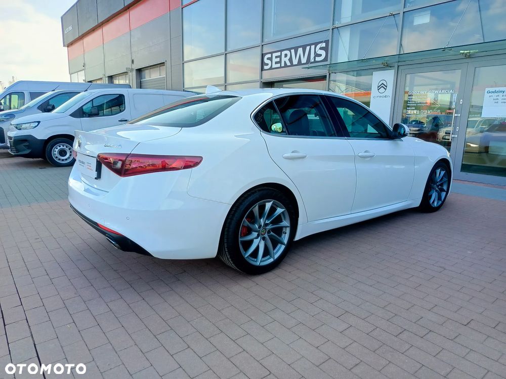 Alfa Romeo Giulia - 8