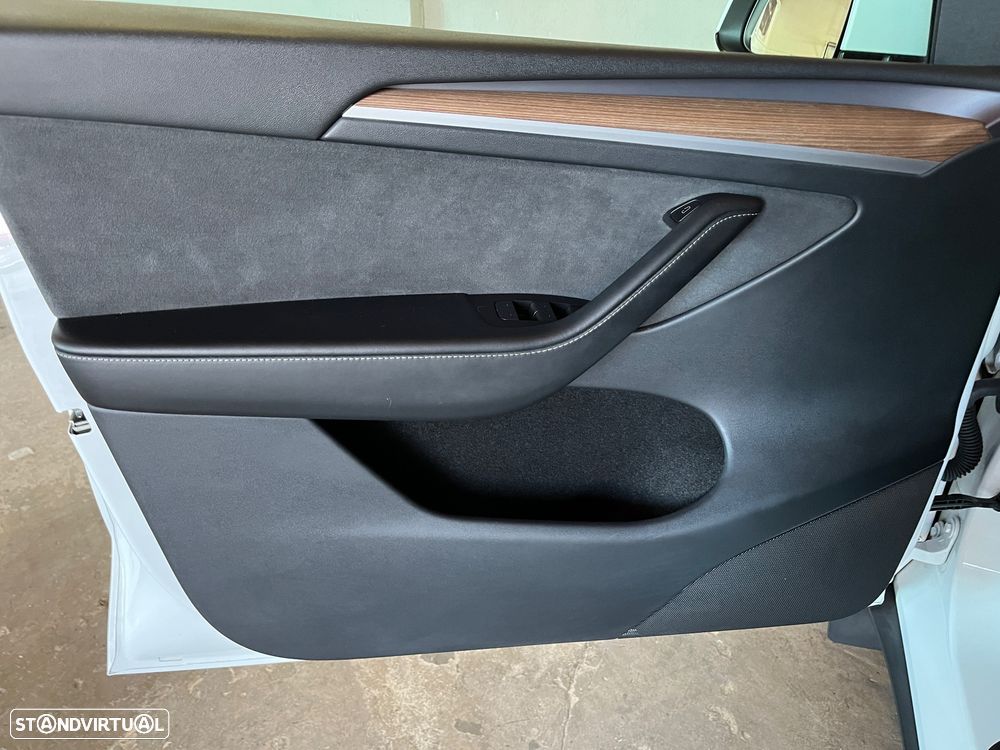 Tesla Model Y Long Range Dual Motor AWD - 13