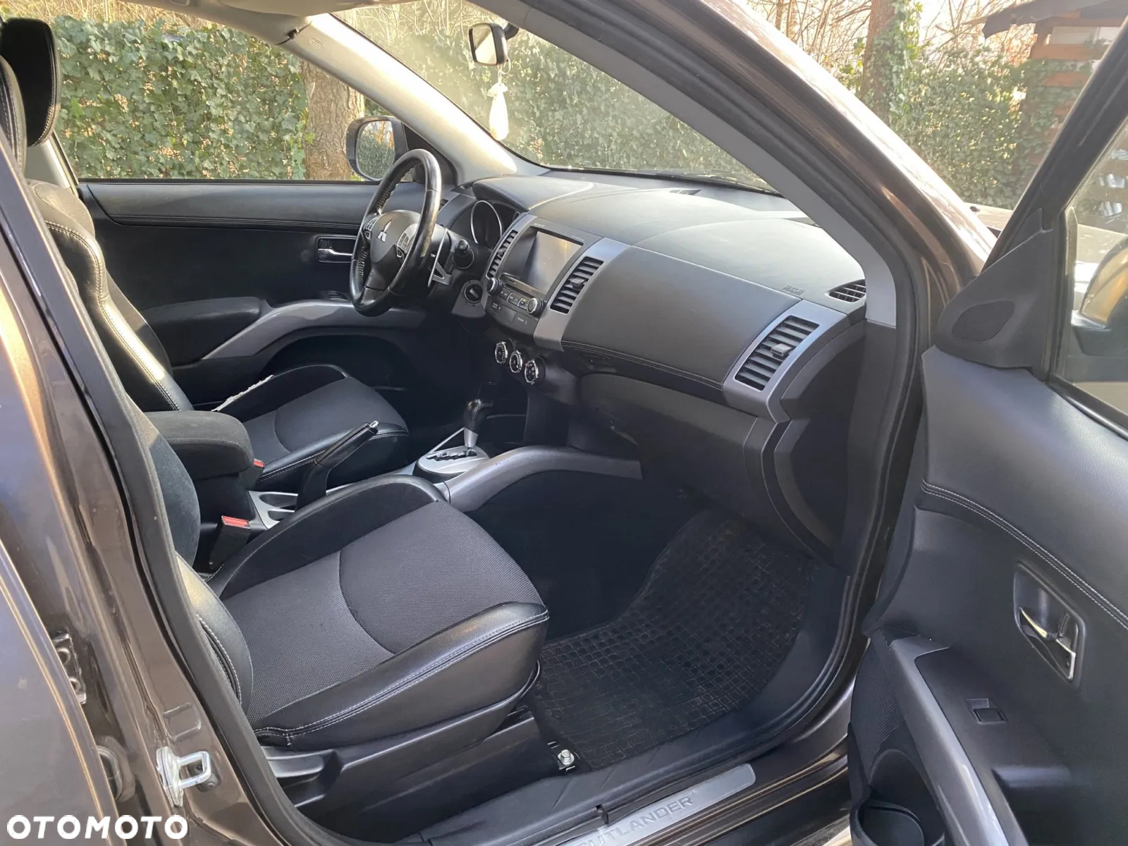 Mitsubishi Outlander - 2