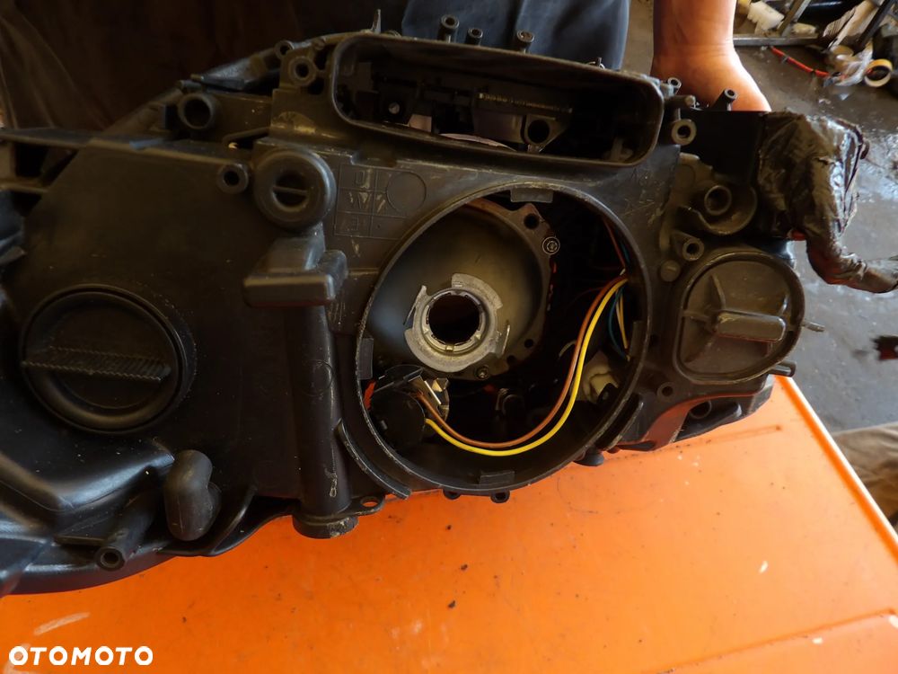 BMW - F10 - H7 - PĘKNIĘTA OBUDOWA - PRAWA LAMPA PRZEDNIA - EUROPA - 7203242 - 9