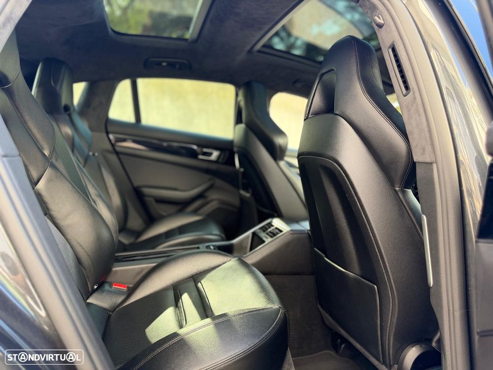 Porsche Panamera 4 E-Hybrid - 34