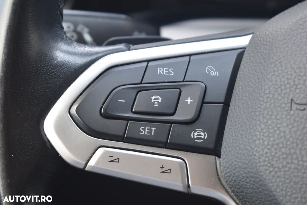 Volkswagen Golf 1.0 eTSI DSG MHEV Life - 31