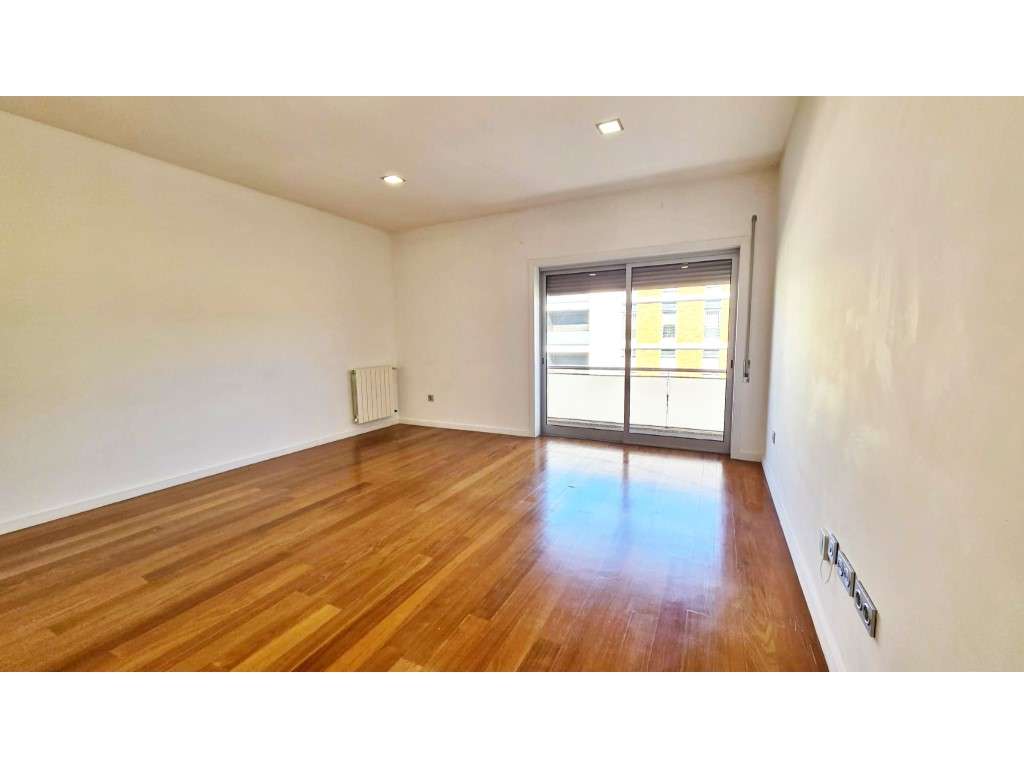 Apartamento T2 com garagem e varandas - Grande imagem: 2/17