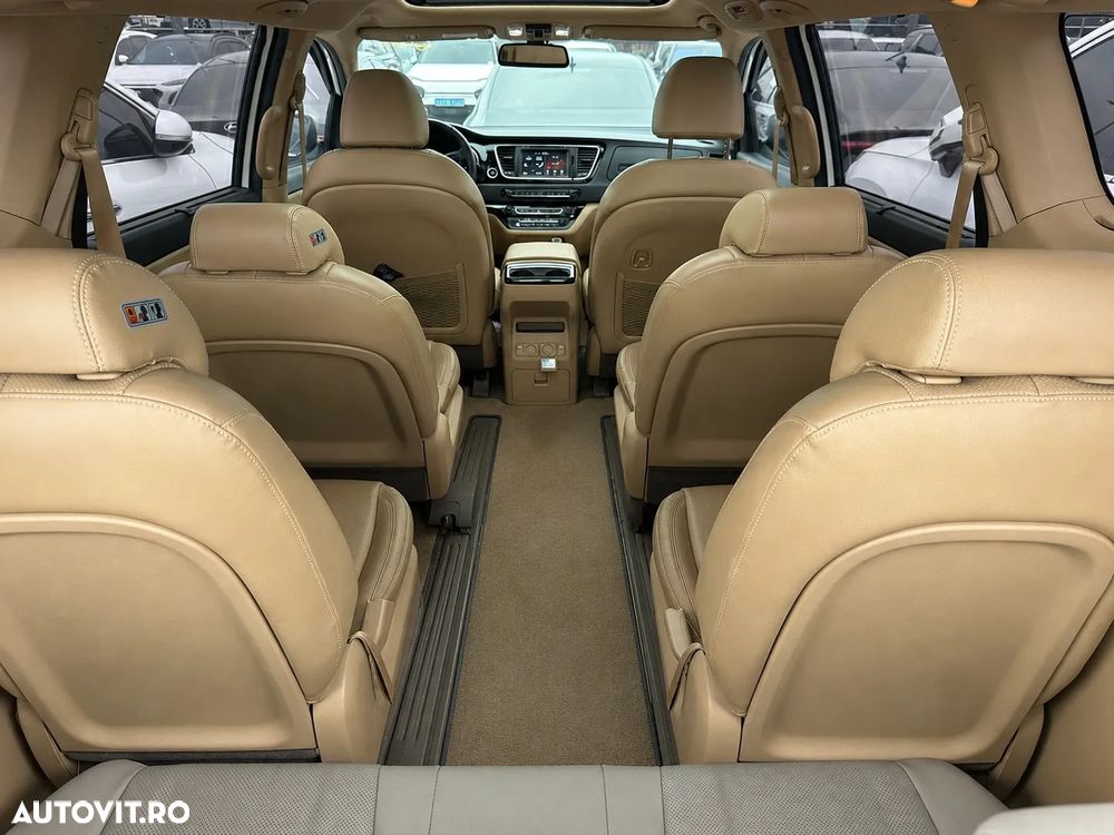Kia Carnival - 11