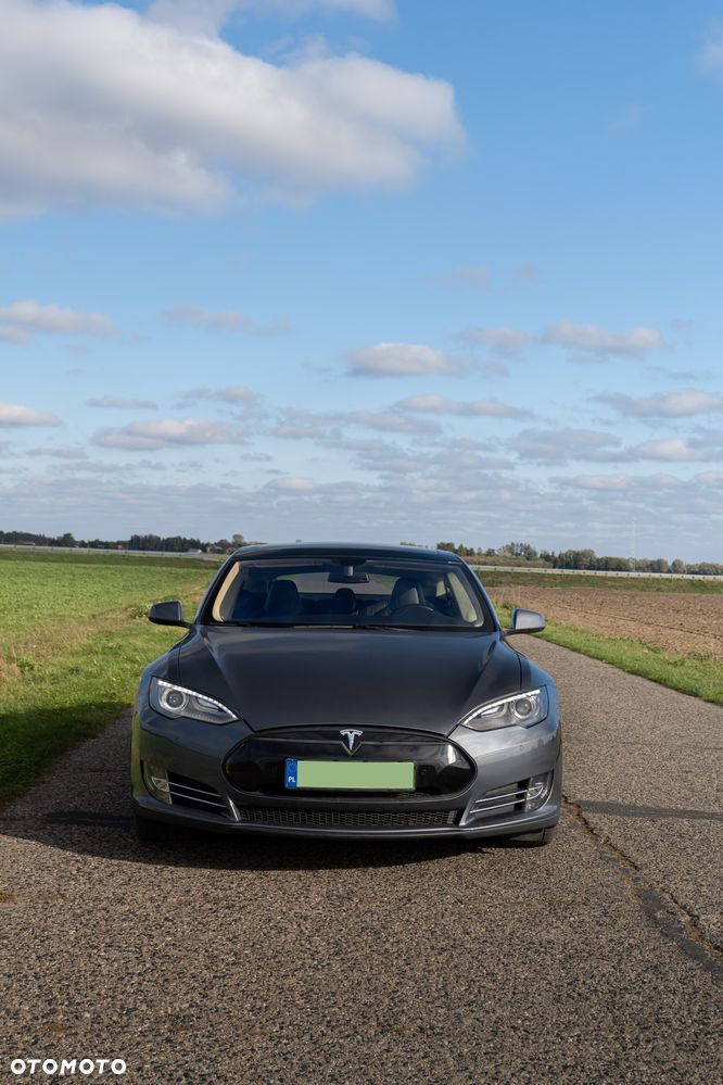 Tesla Model S - 3