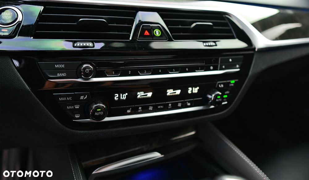 BMW Seria 5 M550i xDrive sport - 34