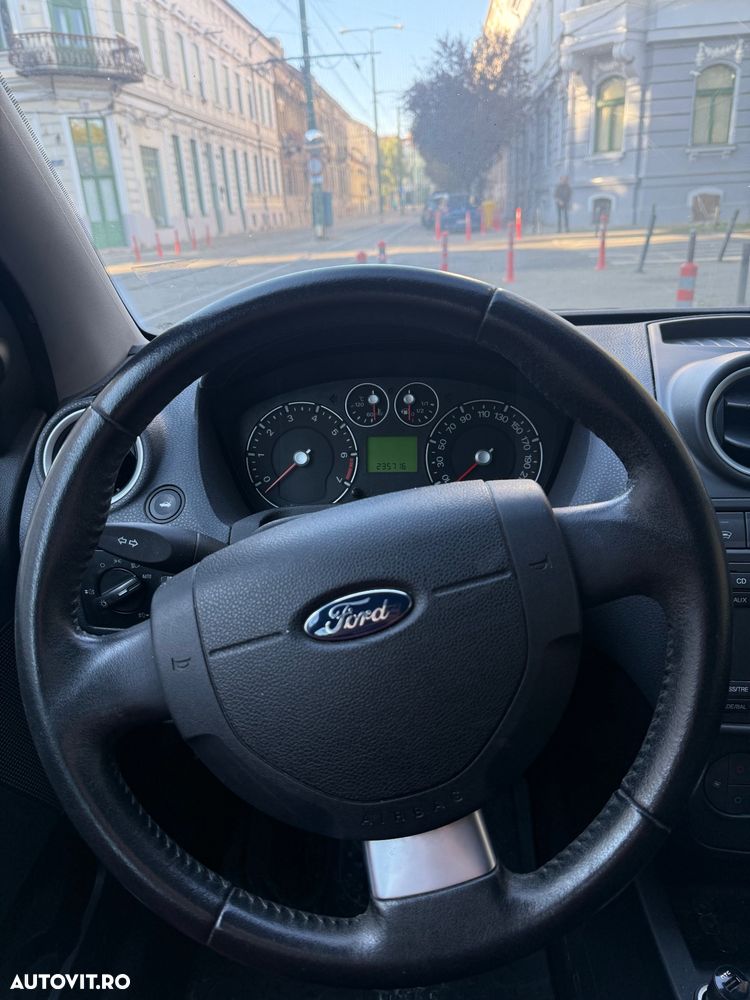 Ford Fiesta 1.3i - 6