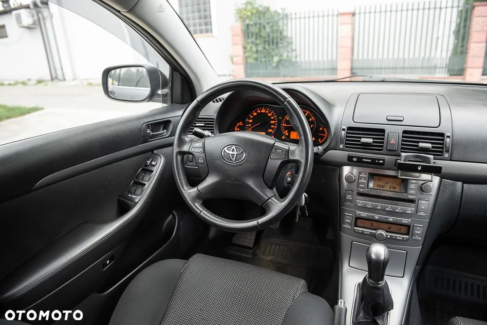 Toyota Avensis 1.8 VVT-i Terra Plus - 21