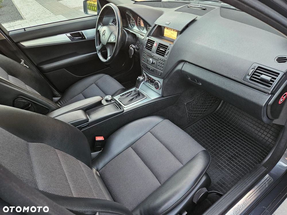 Mercedes-Benz Klasa C 180 T CGI Automatik BlueEFFICIENCY Avantgarde - 26