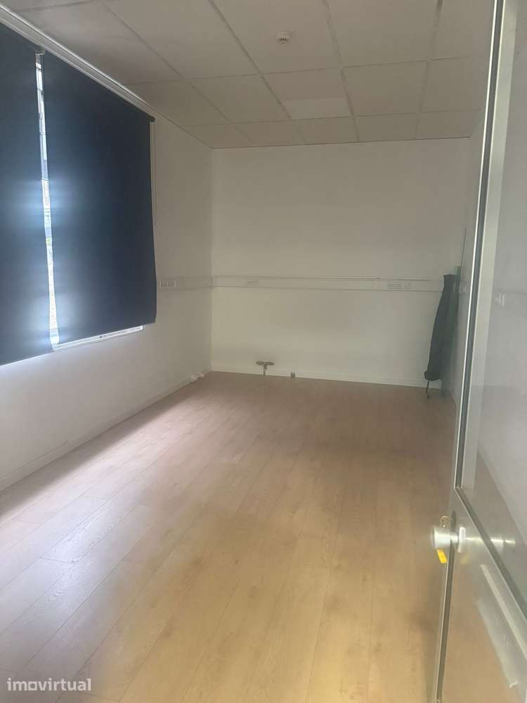 Aluga-se excelente apartamento T4 com enorme terraço e churrasqueira - Grande imagem: 4/4