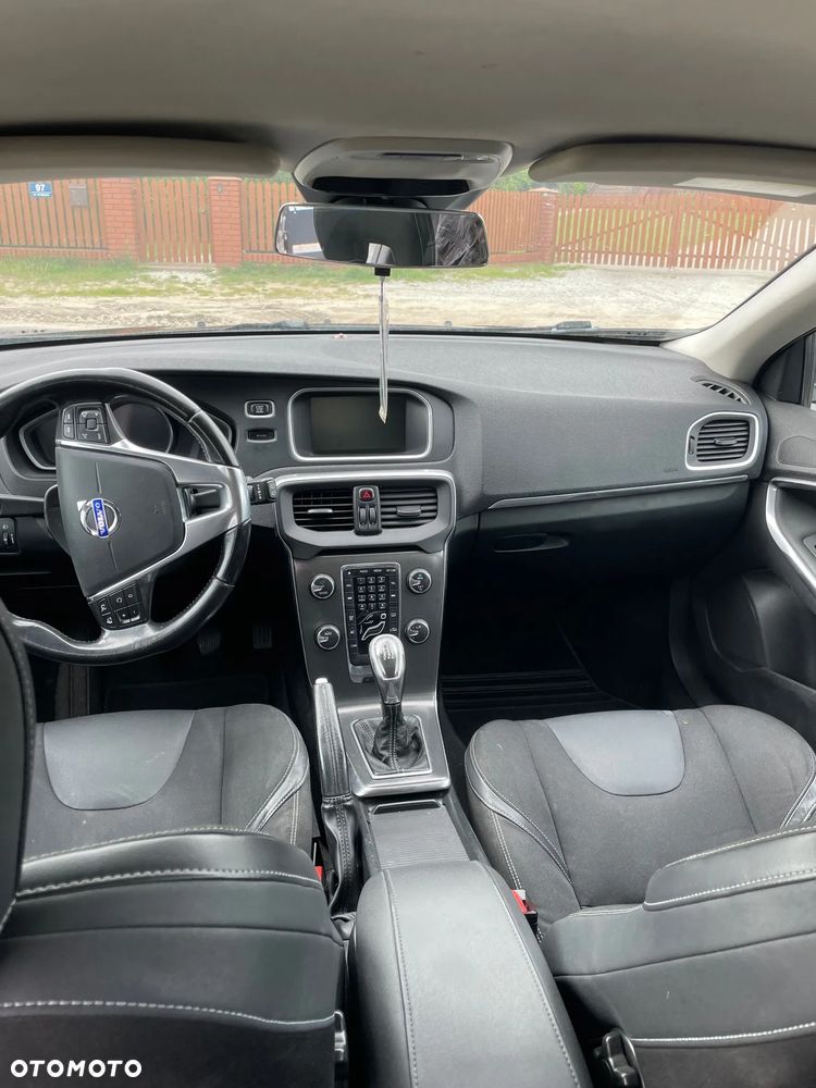 Volvo V40 D2 R-Design - 4