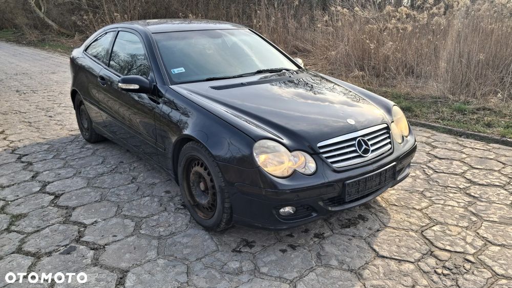 Na części MERCEDES C KLASA COUPE W203 C220 silnik 2.2 CDI OM 646.963 lakier C197 skrzynia maska zderzak drzwi klapa szyba fotel kanapa lusterko lampa deska GWARANCJA !!! Przód Tył Zestaw Komplet Drzwi Klapa Zderzak Błotnik Maska Grill Atrapa Szyba Pas Lampa Lusterko Boczki Fotel Kanapa Kokpit Deska Rozdzielcza Przełącznik Włącznik Sterownik Przewody Wiązka Instalacja Moduł Komputer Czujnik Listwa Pompa Alternator Wtryski Głowica Rozrusznik Kompresor Sprzęgło Dwumas Silnik  Skrzynia ABS Klimatyzacji Paliwa Wspomagania Kolektor Turbina Przepustnica Zawór Chłodnica Koło Hak Belka Sanki Zawieszenie Mcpherson Półoś Amortyzator Wydech Tłumik Zacisk Most - 2