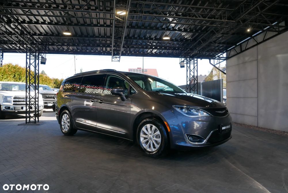 Chrysler Pacifica - 2