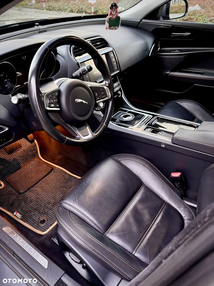 Jaguar XE 2.0 D Prestige - 14