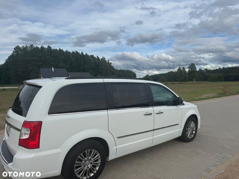 Chrysler Town & Country - 10