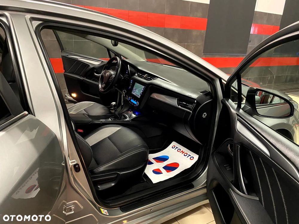 Toyota Avensis Touring Sports 1.8 Executive - 19