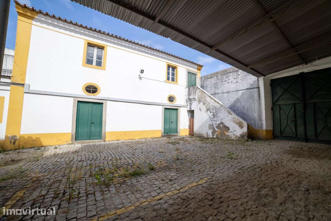 Edifício amplo com 30 salas e elevador em Évora - Grande imagem: 5/51