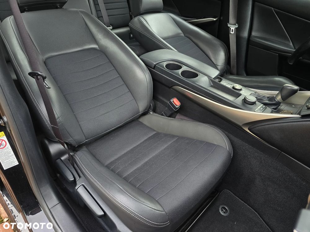 Lexus IS 200t / 300 Prestige - 17