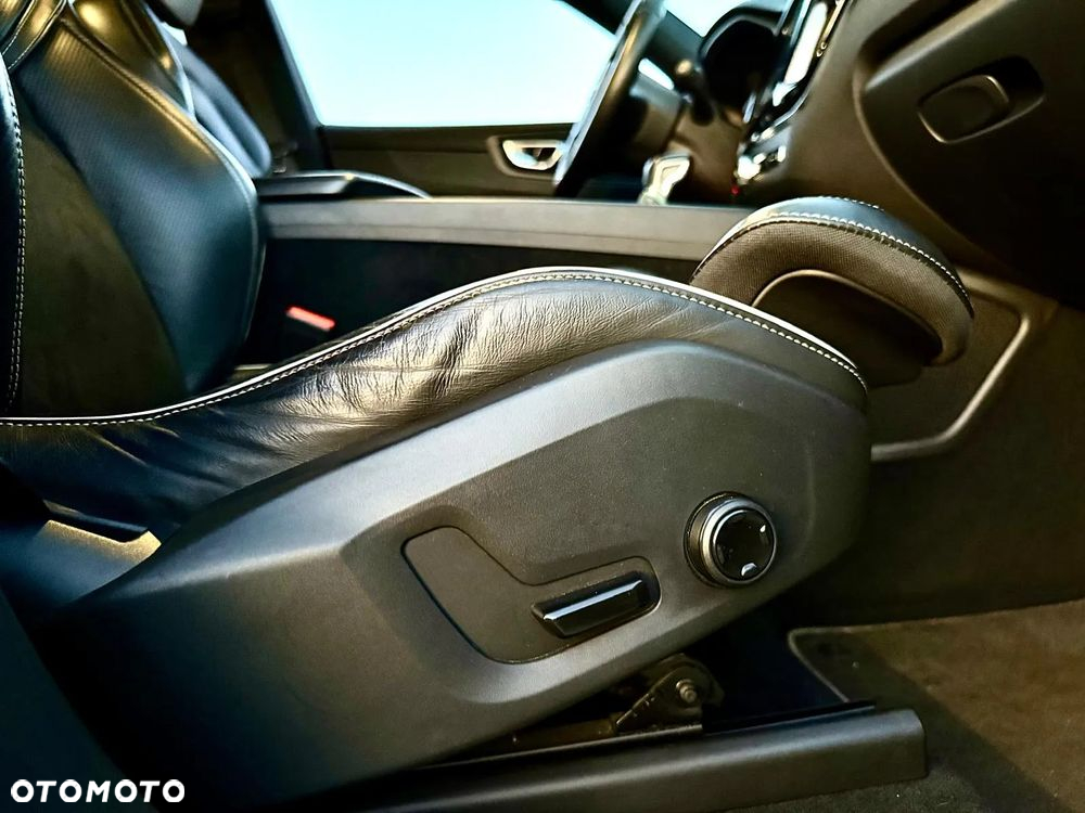 Volvo XC 60 D4 AWD R-Design - 32